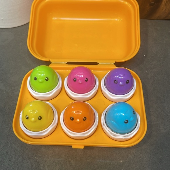 TOMY Hide & Squeak Eggs In Carton Development Toys - Picture 2 of 2